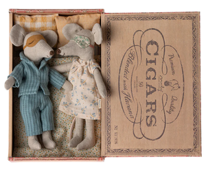 Mum & Dad Mice In Cigar Box